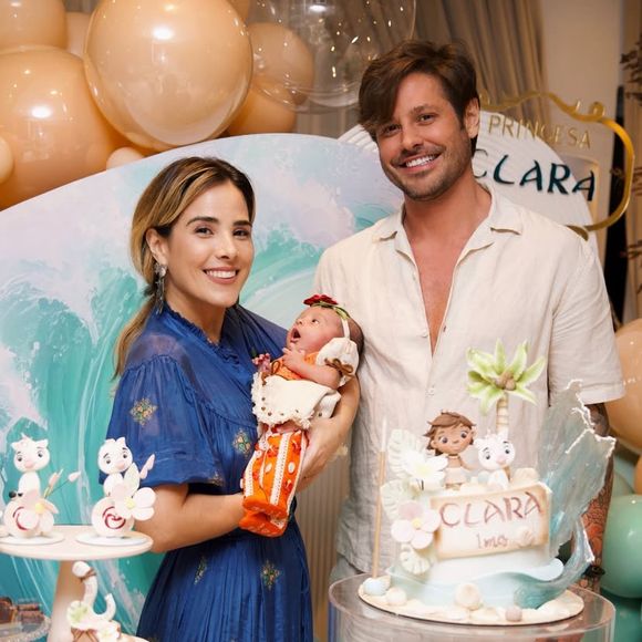 Madrinha de Clara, Wanessa Camargo e o namorado posaram com a bebê