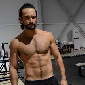 Rodrigo Santoro não imaginava que a preparação para interpretar Xerxes em '300' seria tão dolorosa. Durante a depilação com cera quente, o ator começou a lacrimejar, pediu para o procedimento parar e acabou chorando enquanto tentava remover os pelos do corpo