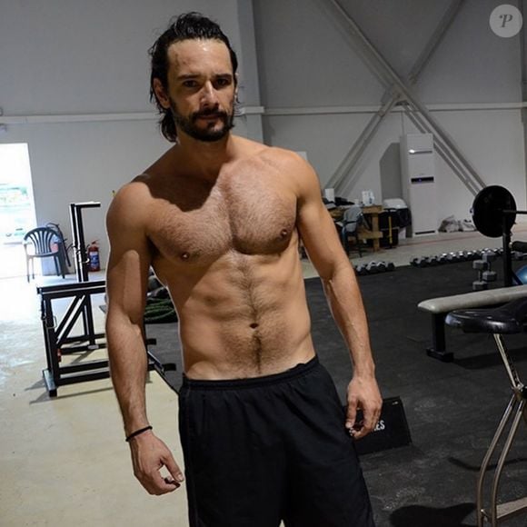 Rodrigo Santoro não imaginava que a preparação para interpretar Xerxes em '300' seria tão dolorosa. Durante a depilação com cera quente, o ator começou a lacrimejar, pediu para o procedimento parar e acabou chorando enquanto tentava remover os pelos do corpo