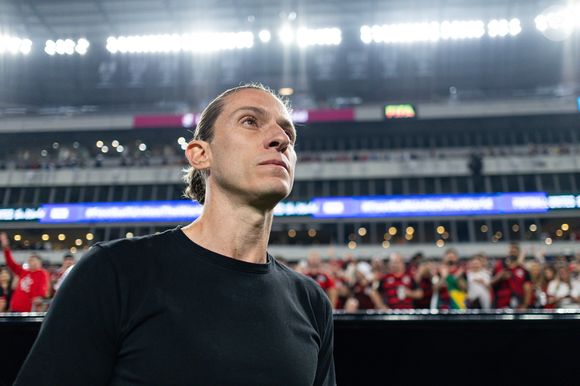 Filipe Luís evita comentar saída de Gerson, mas reforça liderança do meia dentro do elenco