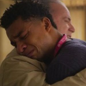 Samuel (Juan Paiva) descobre informações sobre a morte de Abel (Tony Ramos) em Dona de Mim