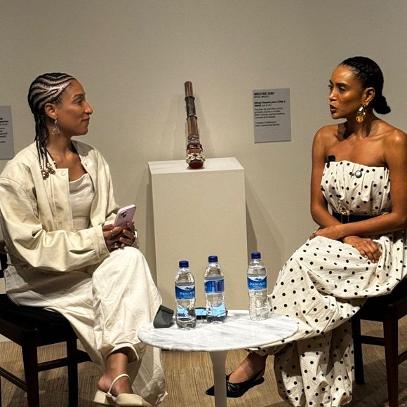 A atriz Tais Araújo e a artista visual Monica Ventura conversaram sobre ancestralidade no Centro Cultural Banco do Brasil Rio de Janeiro.