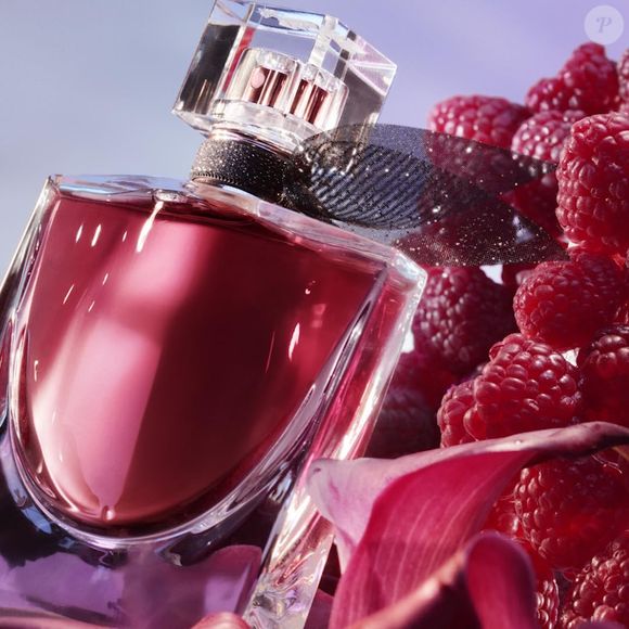 La Vie Est Belle Elixir (Lancôme) - 30 ml | R$340,99 - Considerada a versão mais intensa da linha, a fragrância aposta em um perfil floral frutado gourmand. As notas de topo trazem framboesa, licor e bergamota. No corpo aparecem folha de violeta e rosa. Já o fundo reúne manteiga de cacau, couro e cedro, criando um perfume sofisticado e marcante