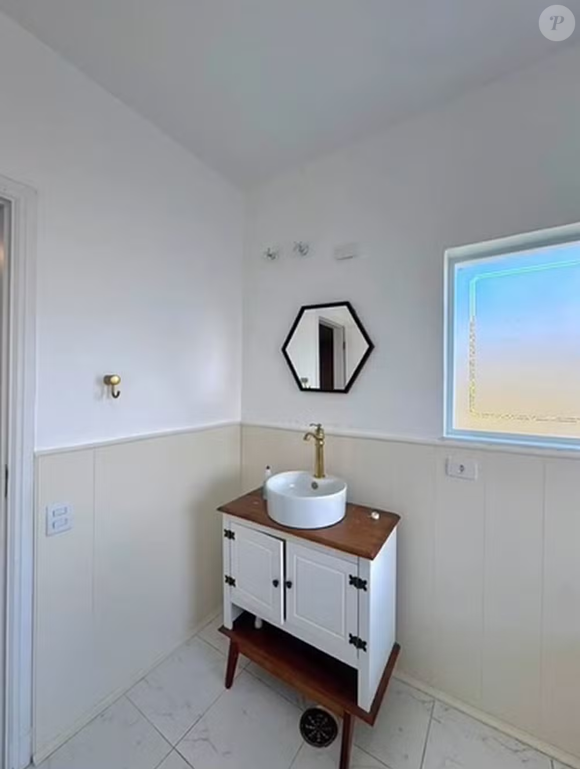 A combinação de metragem, localização privilegiada e diferenciais arquitetônicos coloca a mansão entre as propriedades de alto padrão da região de Alphaville.