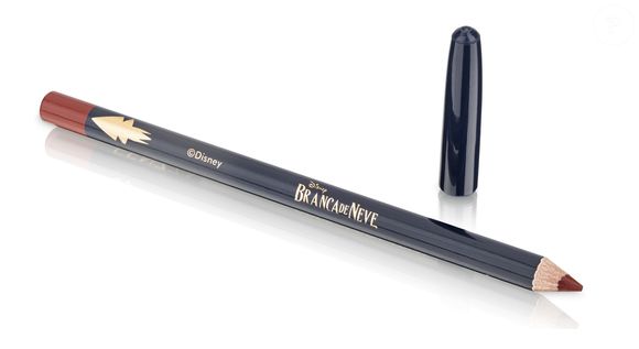 Na hora de colocar o truque em prática, escolher o produto certo faz toda a diferença. O Contorno Labial Princesas, da Fenzza, é uma opção acessível para definir os lábios com precisão e criar essa base que aumenta a durabilidade do batom. O resultado é um acabamento mais uniforme e bonito, mesmo ao longo das horas. Como reforça Chloé Gaya, 'o lápis ajuda a manter o desenho dos lábios e evita que a cor se perca com facilidade'