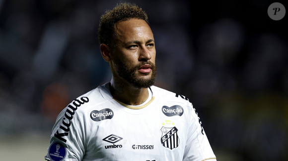 Neymar durante o leilão beneficente de seu instituto, em São Paulo; jogador afirmou que ainda não decidiu o futuro após o contrato com o Santos
