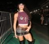 Lollapalooza 2026: influenciadora Priscila Evellyn ousou com um look de minissaia e cropped com crucifixo
