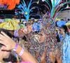 Destaque da Vila Isabel, Sabrina Sato chamou atenção com look multicolorido e emocionou ao ouvir Nicolas Prattes falar sobre seu amor durante o Carnaval na Sapucaí