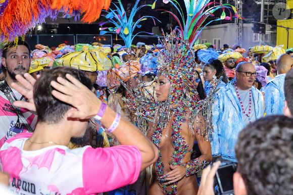 Destaque da Vila Isabel, Sabrina Sato chamou atenção com look multicolorido e emocionou ao ouvir Nicolas Prattes falar sobre seu amor durante o Carnaval na Sapucaí