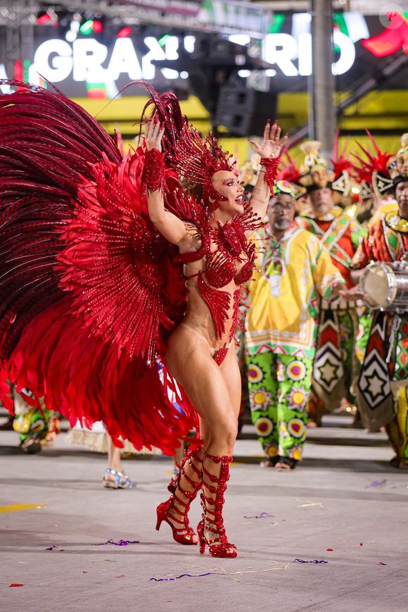 O desfile da Grande Rio no Carnaval do Rio ganhou novos capítulos após Virgínia ser vaiada e trocar gestos com Paolla Oliveira na avenida