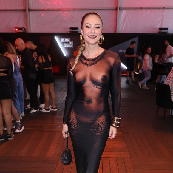 Show da Lady Gaga no Rio: Paolla Oliveira usou um vestido com estampa simulando uma silhueta nua e esbanjou estilo na área VIP
