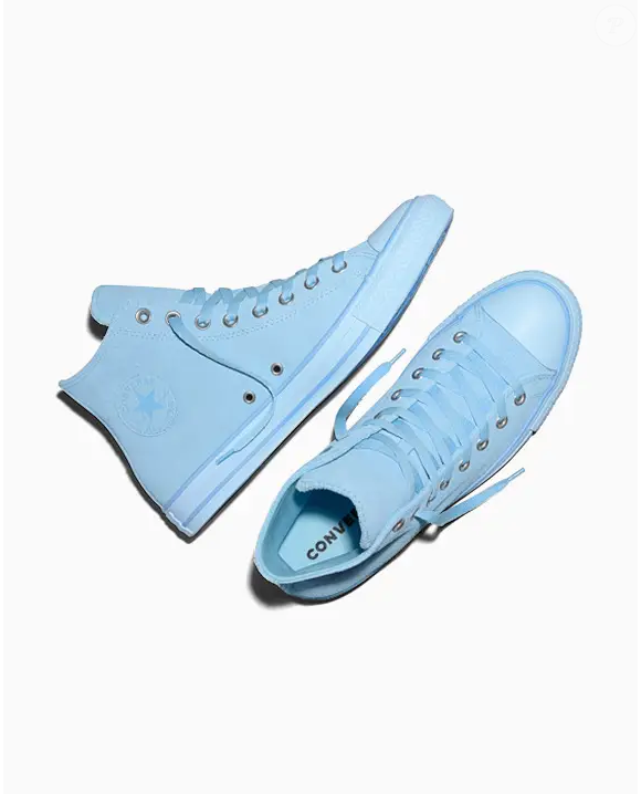 Os novos Converse elevam o conceito a um novo patamar: feitos de camurça macia e na cor azul celeste para iluminar os looks de verão