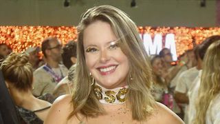 Solteiríssima, Mari Bridi, ex de Rafael Cardoso, elege vestido dourado micro com decotão para curtir Carnaval na Sapucaí. Fotos do look!