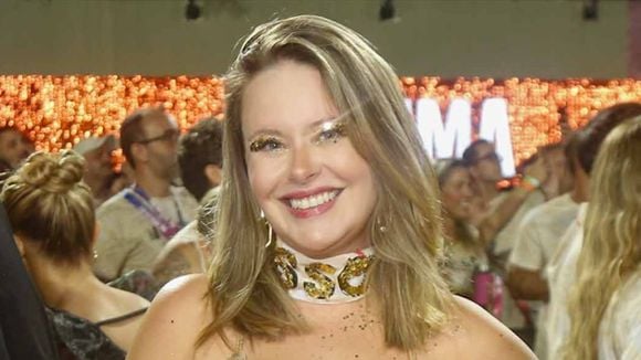 Solteiríssima, Mari Bridi, ex de Rafael Cardoso, elege vestido dourado micro com decotão para curtir Carnaval na Sapucaí. Fotos do look!