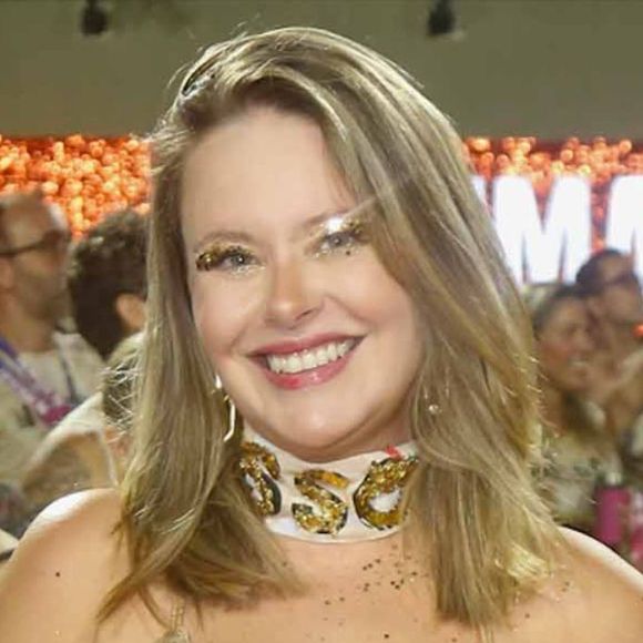 Carnaval 2025: Mari Bridi, ex de Rafael Cardoso, usa vestido dourado micro com decotão para curtir a Sapucaí. Fotos do look!