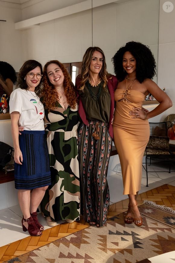 Produção da série 'Juntas&Separadas', do Globoplay, é originalmente composta de mulheres; foto mostra as atrizes Sheron Menezzes, Natália Lage, Debora Lamm e Luciana Paes.