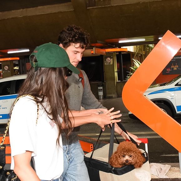 Bruna Marquezine e Shawn Mendes são flagrados com frequência juntinhos em aeroportos do Brasil