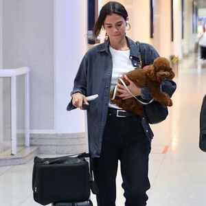 Jeans e camisa social são boas opções para apostar na moda do inverno 2025, assim como Bruna Marquezine.