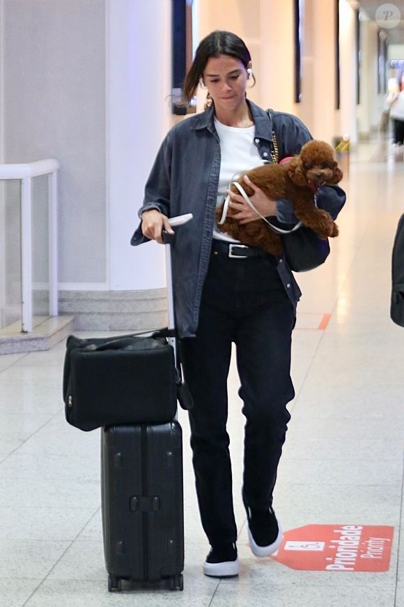 Jeans e camisa social são boas opções para apostar na moda do inverno 2025, assim como Bruna Marquezine.