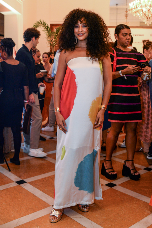 A atriz Sheron Menezzes usou vestido longo fluido em evento de moda