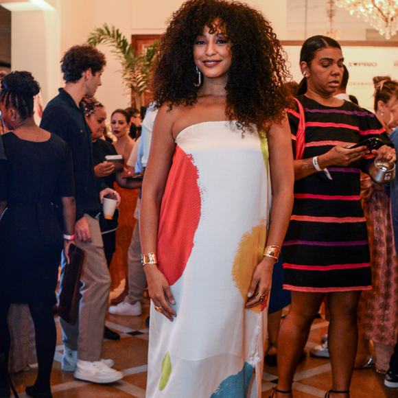 A atriz Sheron Menezzes usou vestido longo fluido em evento de moda