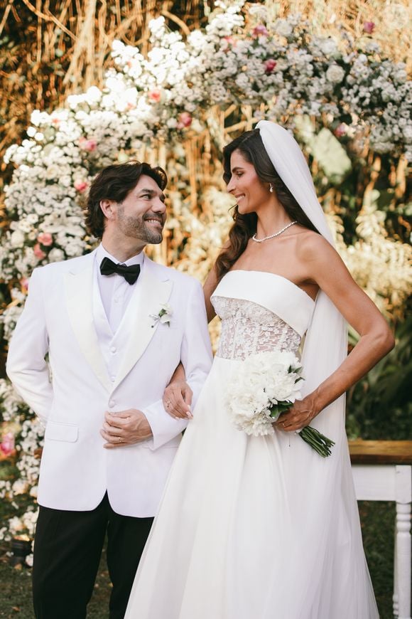 Moda noiva: a atriz Yasmin Martins Mendes disse 'sim' ao diretor Diego Esteve em uma cerimônia encantadora na Mansão Rosa, no Alto da Boa Vista, no Rio de Janeiro.