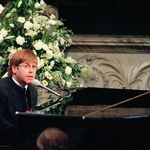 Para o funeral de Diana, em 6 de setembro de 1997, Elton John apresentou uma nova versão de "Candle in the Wind", música originalmente lançada em homenagem a Marilyn Monroe, segundo informações de O Globo