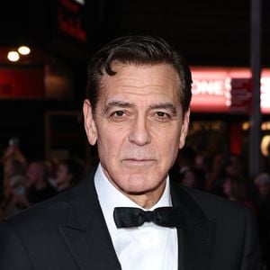 Novo visual de George Clooney dividiu opiniões de internautas e tem causado críticas na web