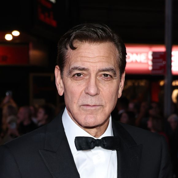 Novo visual de George Clooney dividiu opiniões de internautas e tem causado críticas na web