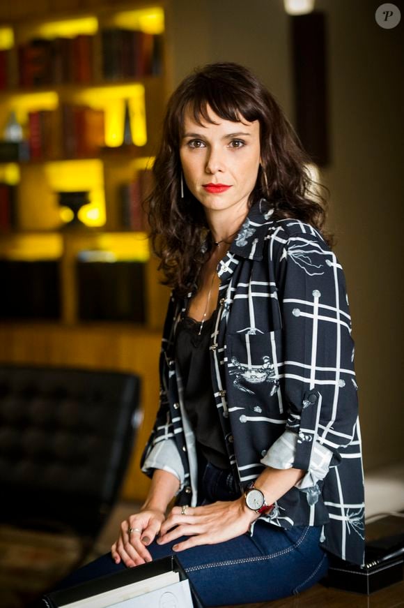 Débora Falabella teve dupla identidade em 'A Força do Querer', novela da Globo de 2017: Irene e Solange: atriz surgiu com franja e cabelo abaixo do ombro