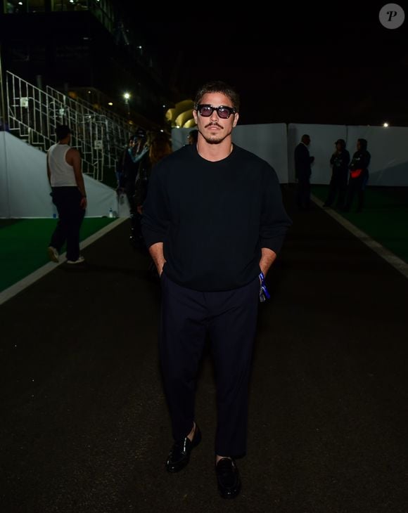 The Town 2025: todo de preto, Rômulo Arantes Neto esbanjou beleza ao chegar no evento