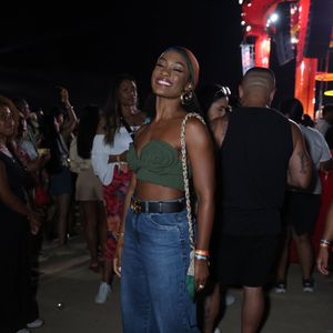 Erika Januza no show de Ivete Sangalo