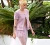 Com styling assinado por Tara Swennen, Stewart usou um look Chanel rosa-claro composto por um cardigã de tweed de manga curta e um short combinando, com uma saia longa rosa transparente por cima