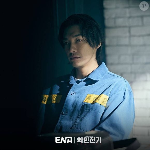 Tudo muda quando ele conhece Seo Do-young, um homem ligado à máfia que lhe apresenta uma proposta capaz de resolver seus problemas financeiros