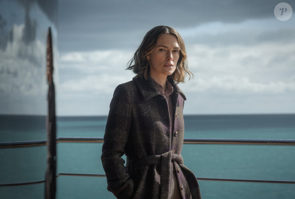 Na trama de Ruth Ware, Lo Blacklock sofre uma invasão domiciliar traumática antes da viagem, episódio que jamais é solucionado e deixa marcas profundas em sua saúde mental. O medo constante e a sensação de vulnerabilidade intensificam sua desconfiança em relação a tudo e a todos.