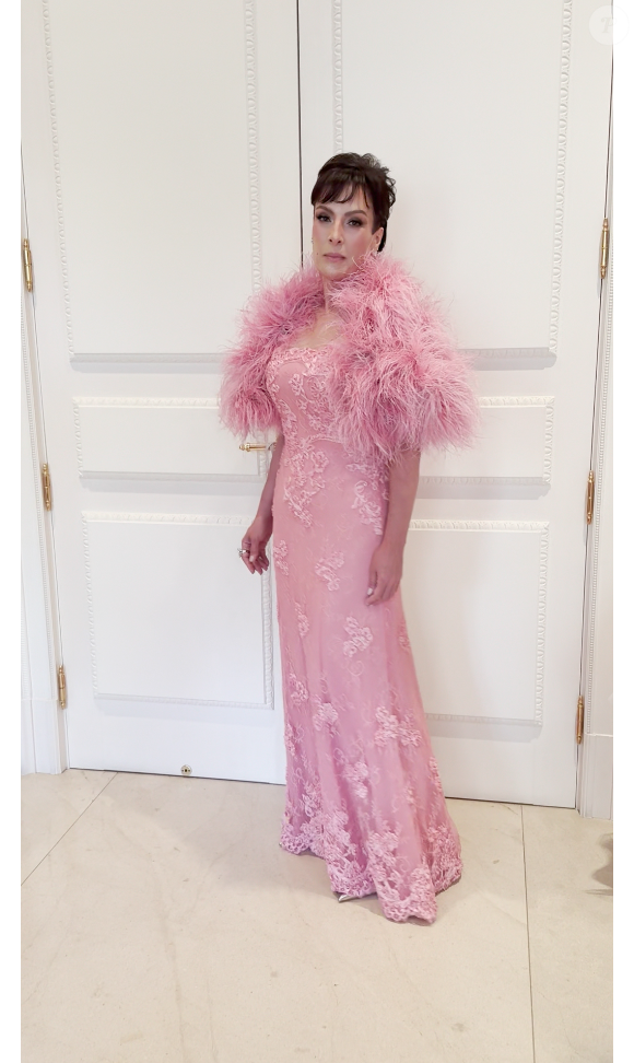 Em uma foto com os noivos e seus pais, incluindo Faustão, Magda Colares roubou a cena e ofuscou até a noiva