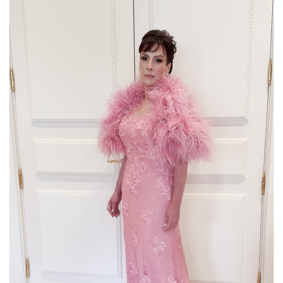 Em uma foto com os noivos e seus pais, incluindo Faustão, Magda Colares roubou a cena e ofuscou até a noiva