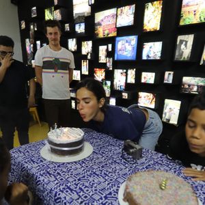A visita de Bruna Marquezine e Shawn Mendes à Casa Amarela Providência coincidiu com o aniversário de 10 anos de um dos alunos do projeto. O momento reuniu a comemoração da atriz, uma surpresa para a criança e uma tarde de convivência com moradores e colaboradores da comunidade