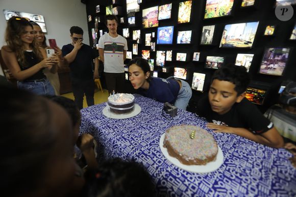 A visita de Bruna Marquezine e Shawn Mendes à Casa Amarela Providência coincidiu com o aniversário de 10 anos de um dos alunos do projeto. O momento reuniu a comemoração da atriz, uma surpresa para a criança e uma tarde de convivência com moradores e colaboradores da comunidade