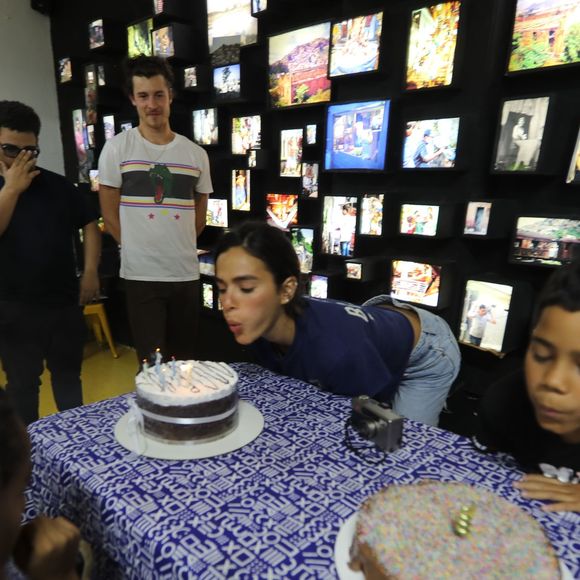 A visita de Bruna Marquezine e Shawn Mendes à Casa Amarela Providência coincidiu com o aniversário de 10 anos de um dos alunos do projeto. O momento reuniu a comemoração da atriz, uma surpresa para a criança e uma tarde de convivência com moradores e colaboradores da comunidade