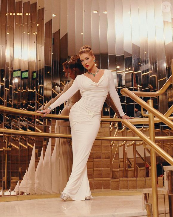 Virginia Fonseca usou vestido longo branco elegante para evento
