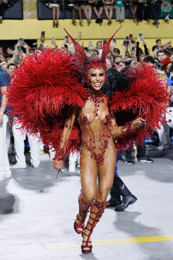 Sabrina Sato foi outra a estrear no carnaval do Rio em 2007, como musa do Salgueiro - na foto, apresentadora no desfile 2025 da Vila Isabel
