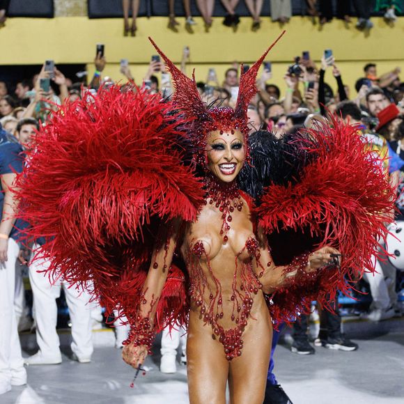 Sabrina Sato foi outra a estrear no carnaval do Rio em 2007, como musa do Salgueiro - na foto, apresentadora no desfile 2025 da Vila Isabel