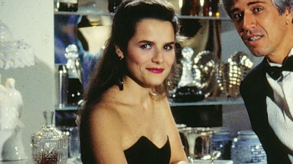 Lançado em 1996, este perfume feminino com aroma limpo que exala requinte e sensualidade no inverno é o favorito da minha tia rica