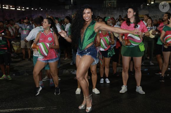 Evelyn Bastos gosta de usar looks mais básicos para ensaios de rua no Carnaval.