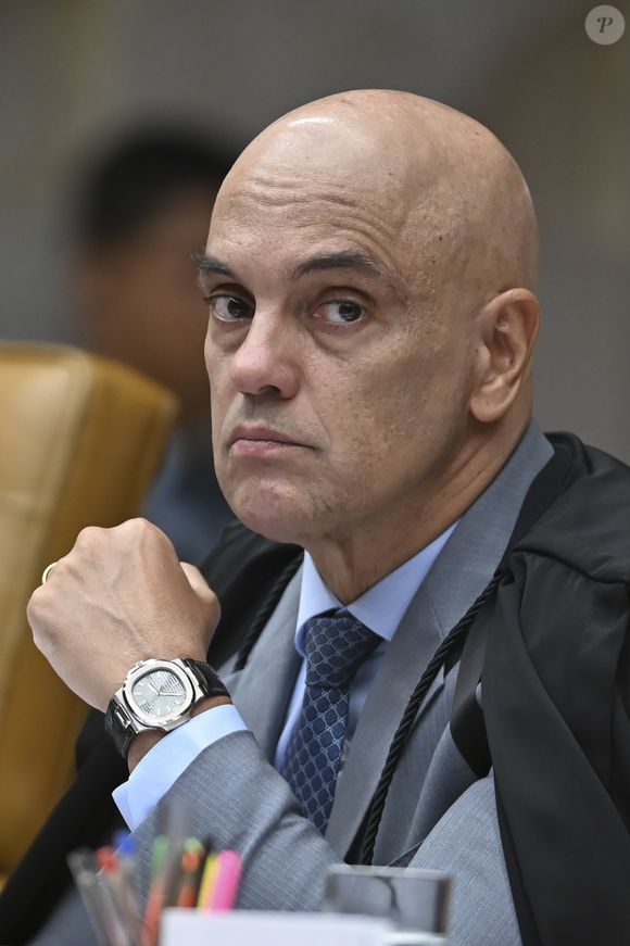 Ministro Alexandre de Moraes retirou o sigilo do inquérito que apura coação de Eduardo Bolsonaro contra ministros do STF