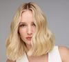 Secar o cabelo com a cabeça para baixo é um truque simples que proporciona volume imediato e levanta a raiz
