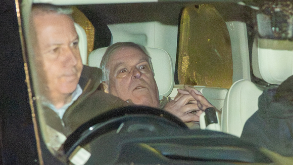 'Eu sou o segundo filho da Rainha': ex-Príncipe e citado em Caso Epstein, Andrew teve reação arrogante e agressiva, ao ser despejado da mansão real