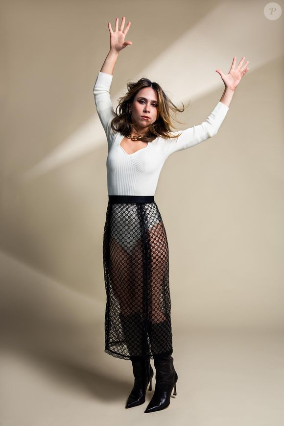 Aguinaldo Silva usará a história fictícia de Lucelia (Daphne Bozaski) para traçar um paralelo com Suzane von Richthofen, que mandou assassinar os pais em 2002, um caso que ganhou repercussão mundial.