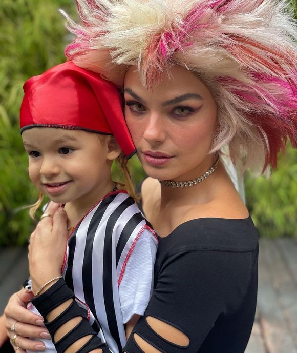 Halloween em família: Isis Valverde se fantasiou para a festa e colocou um look pirata fofo no filho Rael quando ele era mais novo